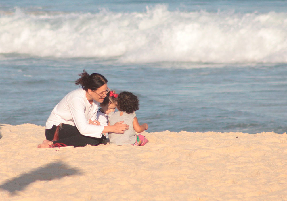 Carolina Ferraz curte praia com a filha caçula
