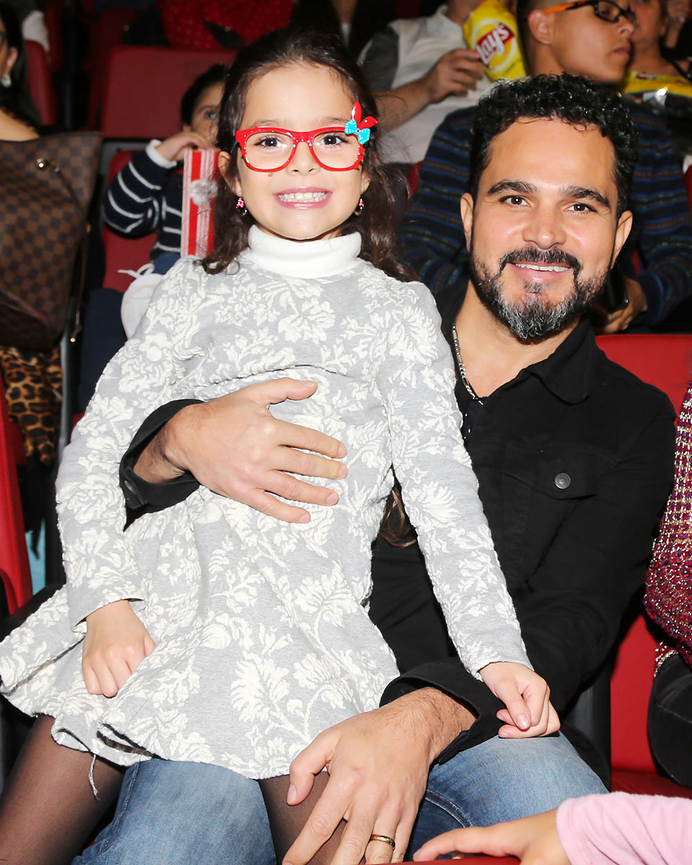 Luciano Camargo e filha conferiram o Disney On Ice do último domingo (11)