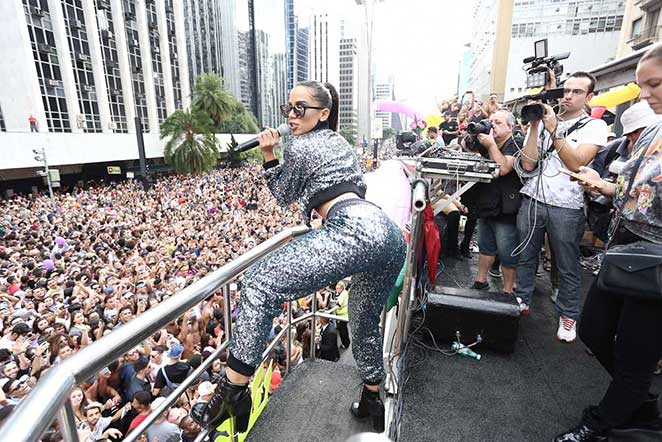 Anitta arrasa no look para a 21ª Parada do Orgulho LGBT