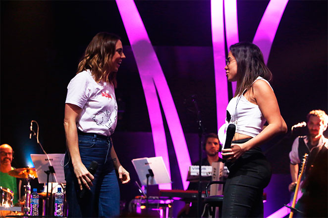 Anitta faz dueto com ex-Spice Girl em programa