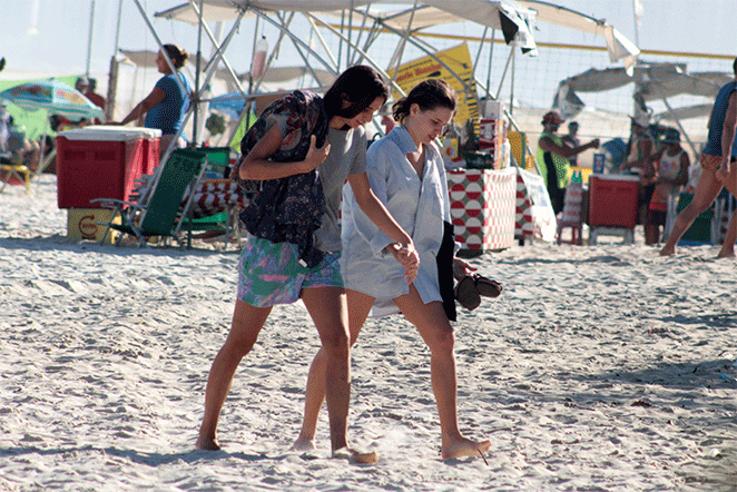 Bruna Linzmeyer curte domingo na praia com a namorada