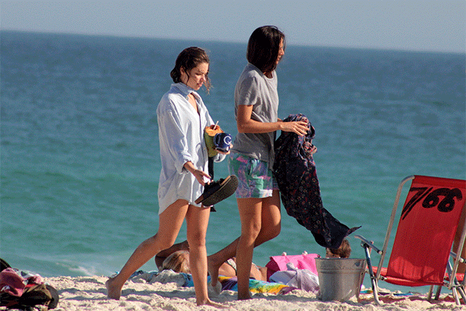 Bruna Linzmeyer curte domingo na praia com a namorada