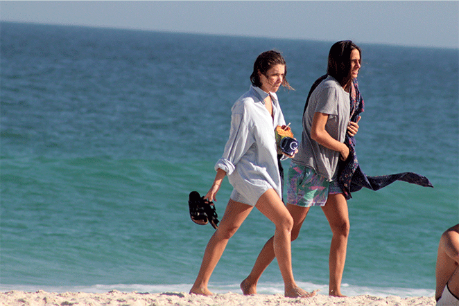 Bruna Linzmeyer curte domingo na praia com a namorada