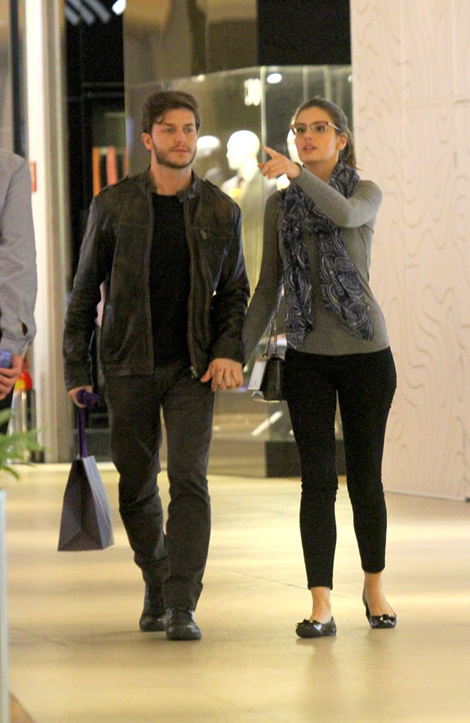 Camila Queiroz e Klebber Toledo passeiam juntos em shopping