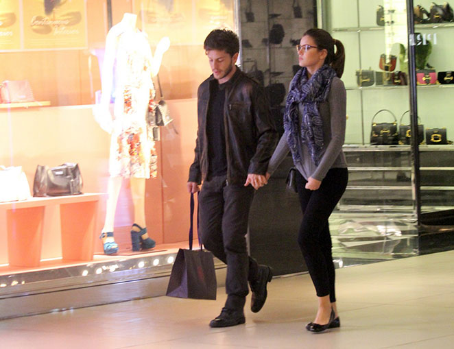 Camila Queiroz e Klebber Toledo passeiam juntos em shopping
