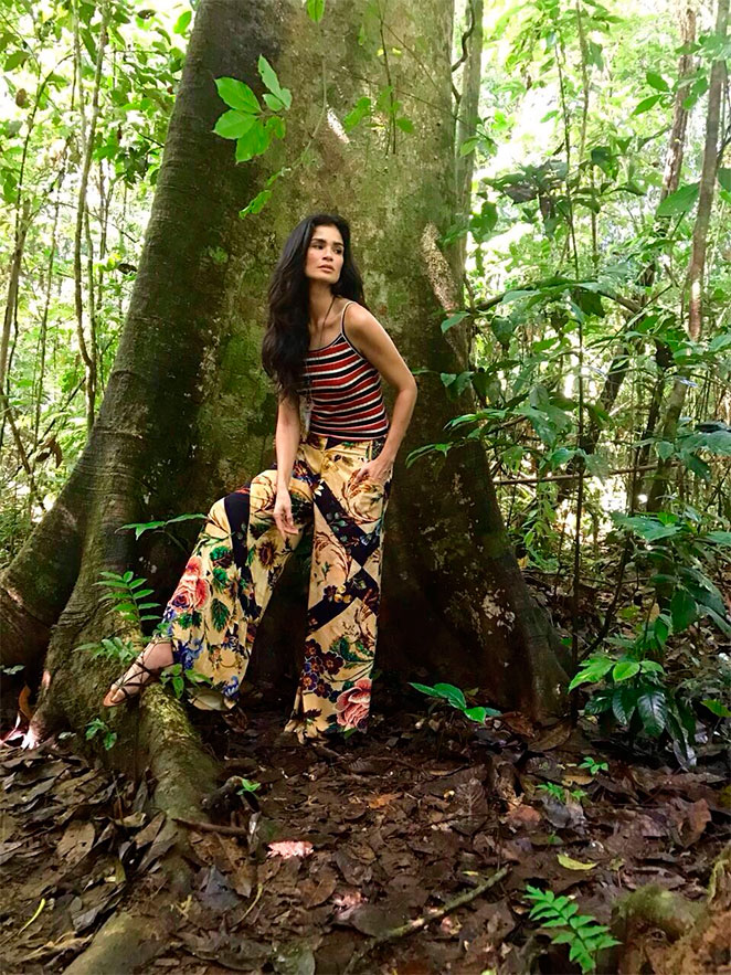 Carol Ribeiro posa na Floresta Amazônica para marca fashion