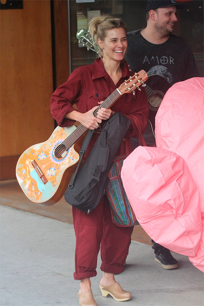 Carolina Dieckmann circula por shopping com boias gigantes