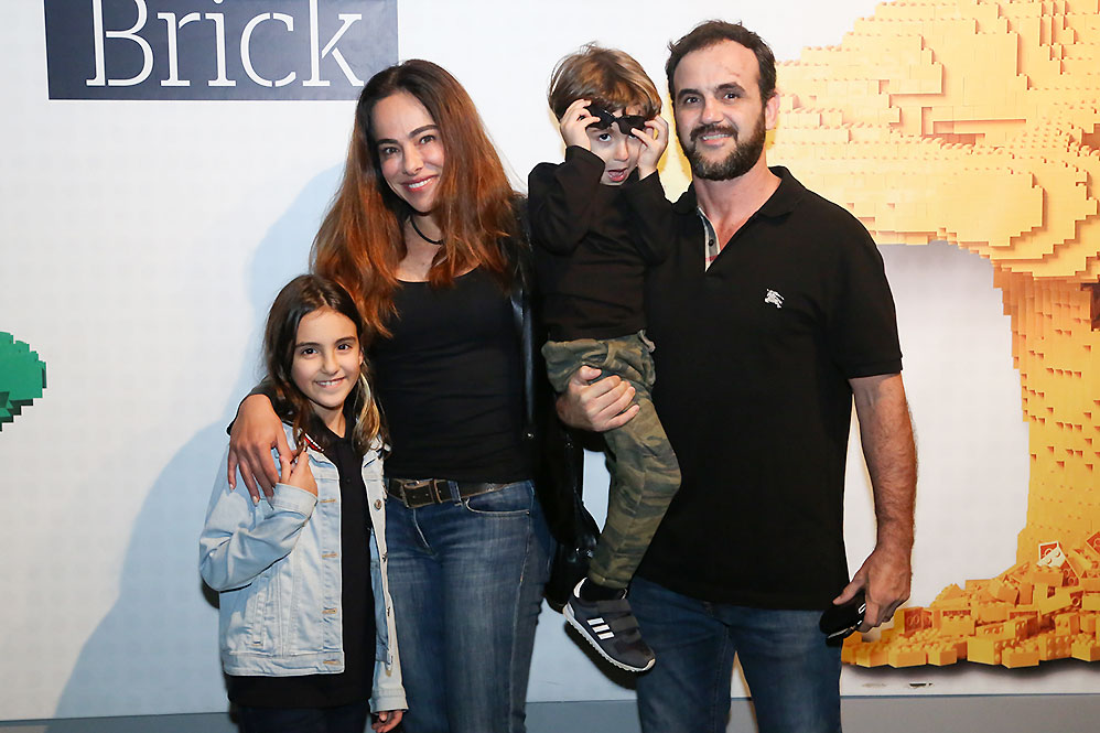 Cássia Linhares com os filhos, Eduarda e Antonio, e o marido, Renato