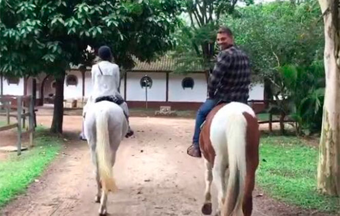 Cauã Reymond leva a filha para cavalgar