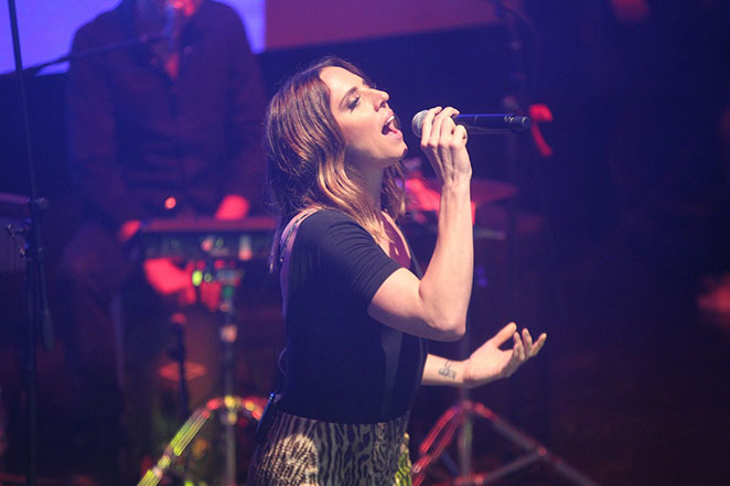 Com look estiloso, Mel C solta a voz em show no Rio