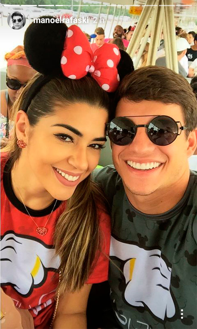 Com orelhas de Minnie, Vivian posa com Manoel na Disney