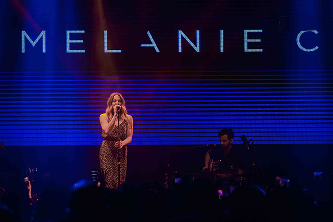 Com vestido de oncinha, Mel C se apresenta em São Paulo