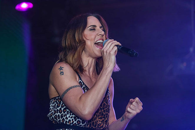 Com vestido de oncinha, Mel C se apresenta em São Paulo