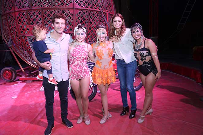 Daniel de Oliveira e Sophie levam a família ao circo