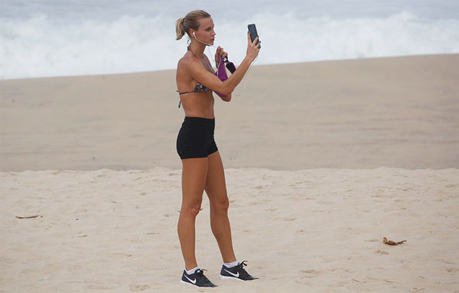 De biquíni, Renata Kuerten arrasa na boa forma em Ipanema