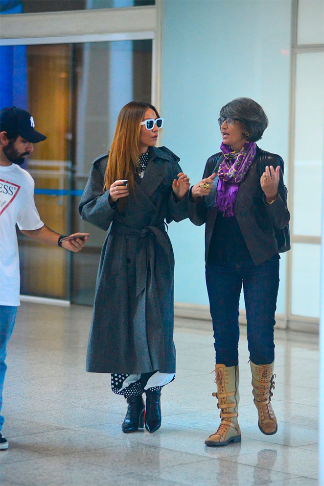 Estilosa, Sabrina Sato é registrada por fãs em aeroporto