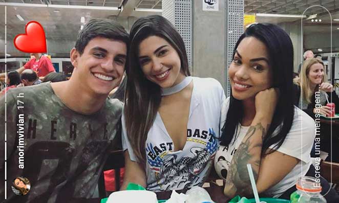 Ex-BBBs Manoel e Vivian curtem viagem para a Disney