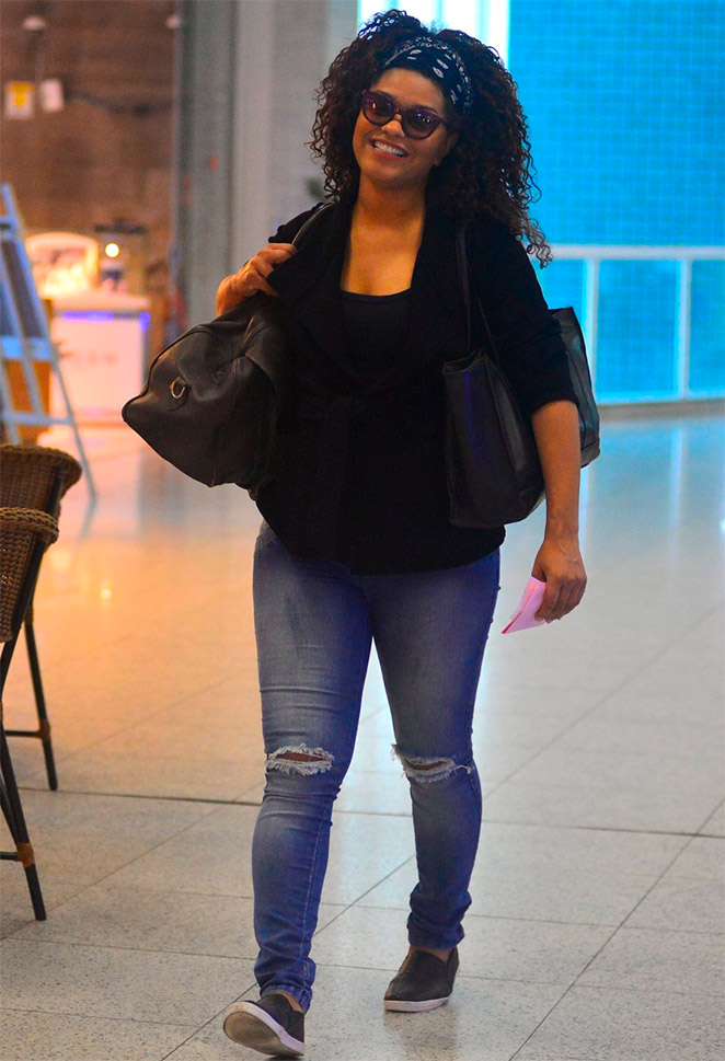 Gravida, Juliana Alves embarca sorridente em aeroporto