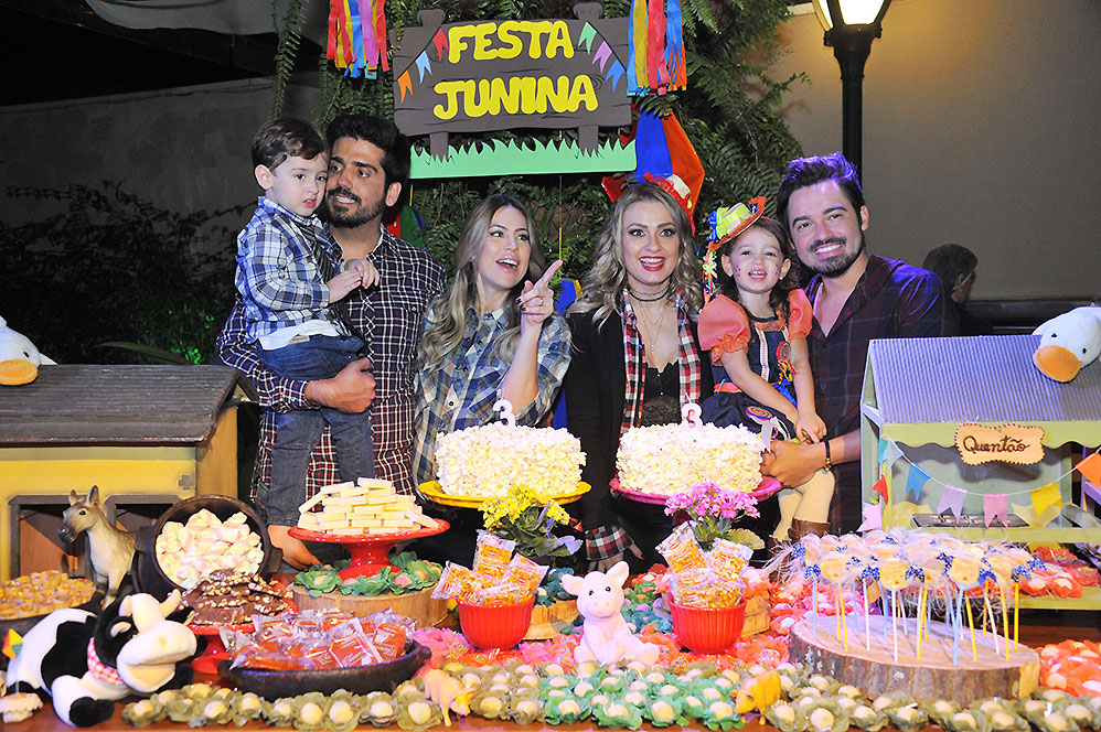 Uma belíssima mesa de doces foi preparada, para o aniversário, que, aliás, foi celebrado no clima das tradicionais festas juninas