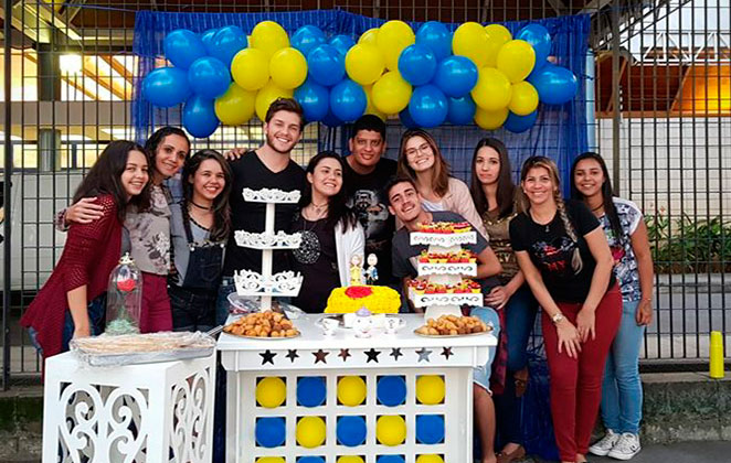 Klebber Toledo e Camila Queiroz ganham fofa festinha de fãs