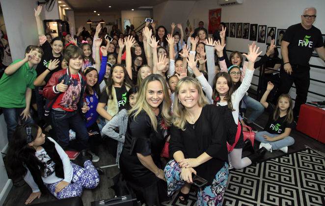 Larissa Manoela dá palestra para 150 jovens em São Paulo