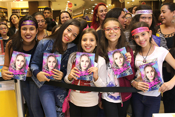 Larissa Manoela lança livro e ganha carinho de Thomaz Costa