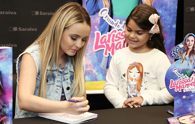 Larissa Manoela recebe fãs em manhã de autógrafos