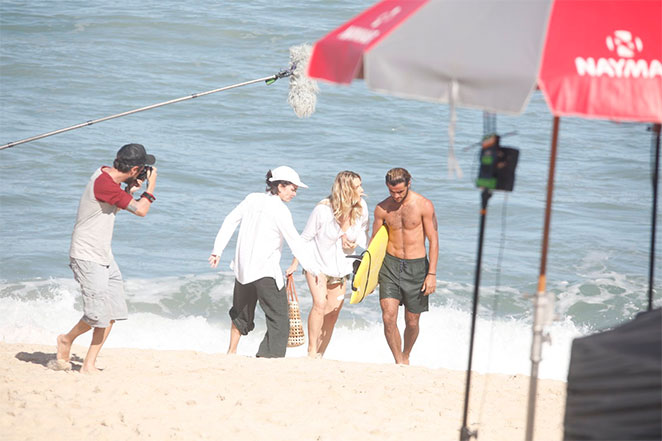 Letícia Spiller e Felipe Simas gravam em praia no Rio