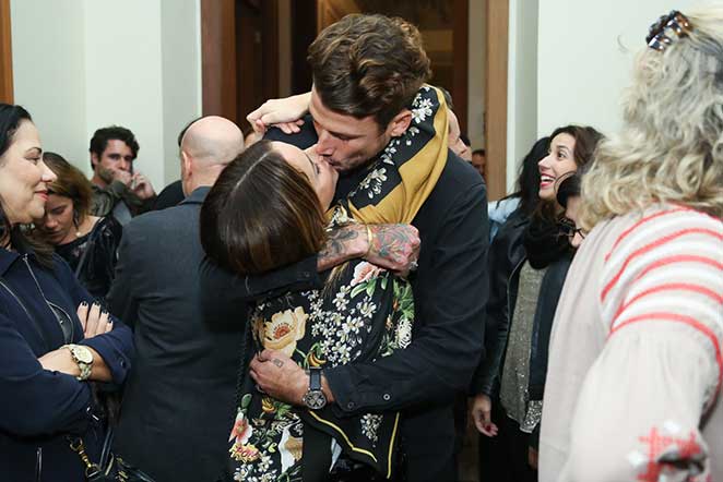 Malu Mader aplaude a sobrinha no teatro