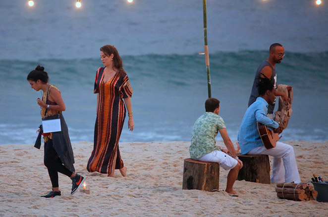 Morena e linda, Luana Piovani filma na praia de Grumari