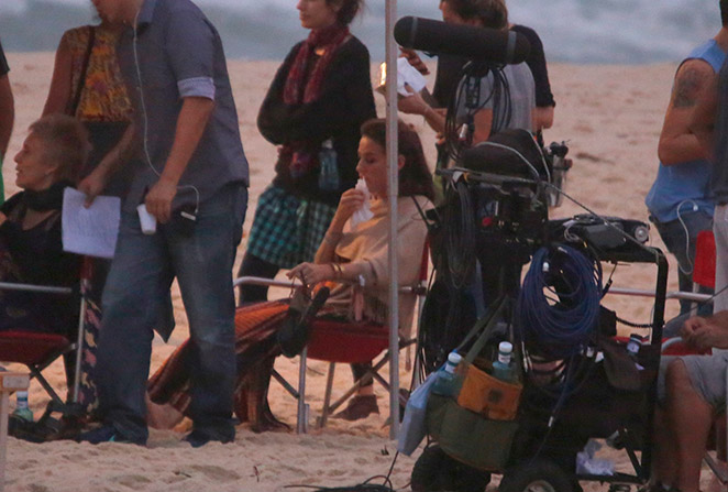 Morena e linda, Luana Piovani filma na praia de Grumari