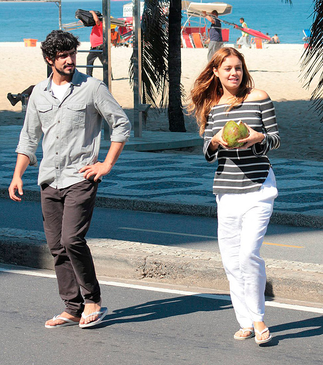 Renato Góes e Sophie Charlotte gravam em Ipanema, no Rio
