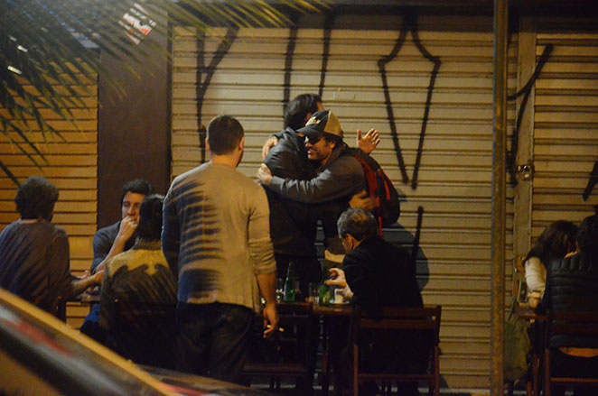 Rodrigo Santoro curte noite carioca ao lado dos amigos