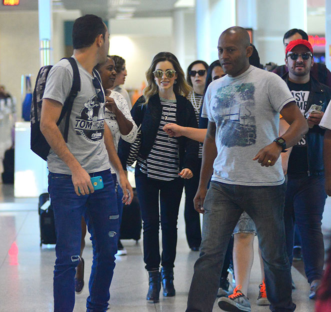 Sandy é rodeada por fãs em aeroporto do Rio de Janeiro