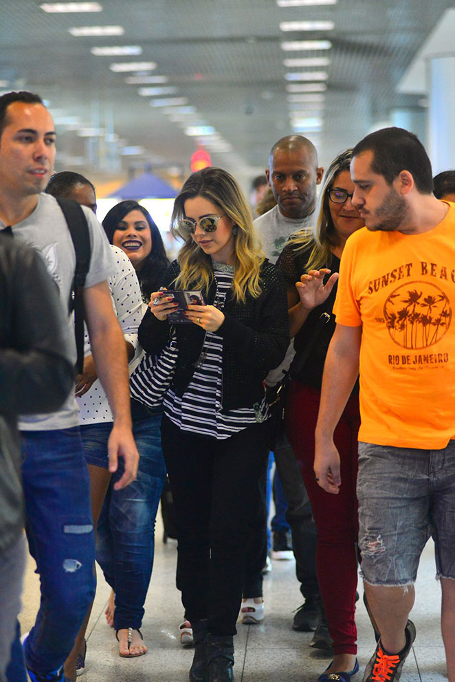 Sandy é rodeada por fãs em aeroporto do Rio de Janeiro