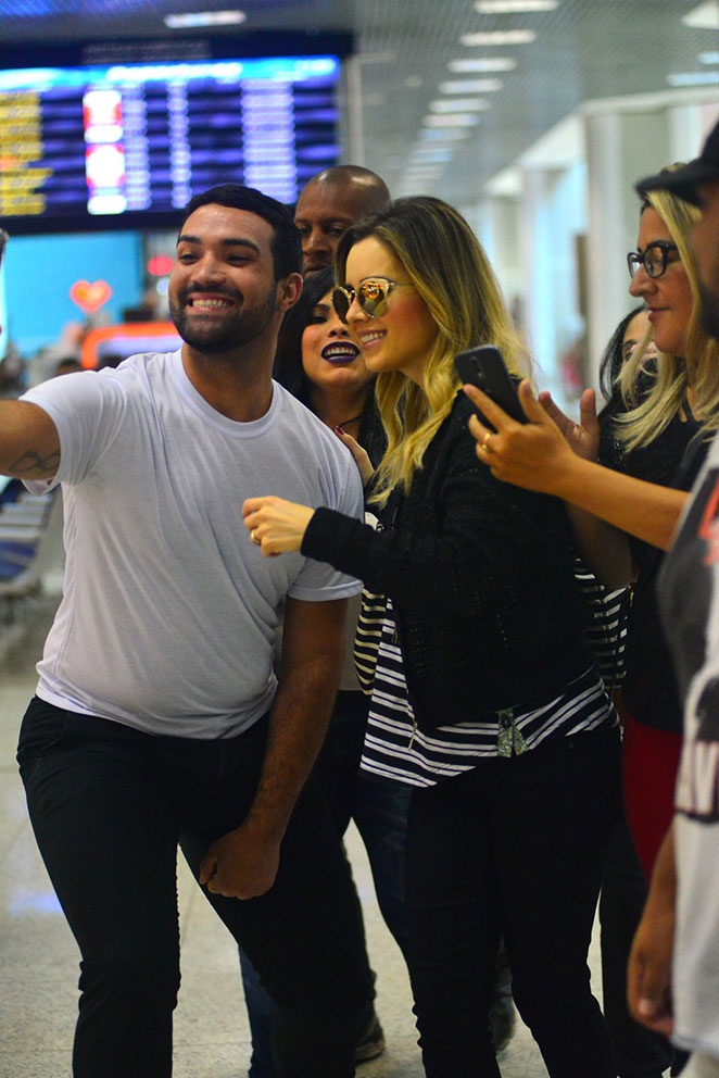 Sandy é rodeada por fãs em aeroporto do Rio de Janeiro