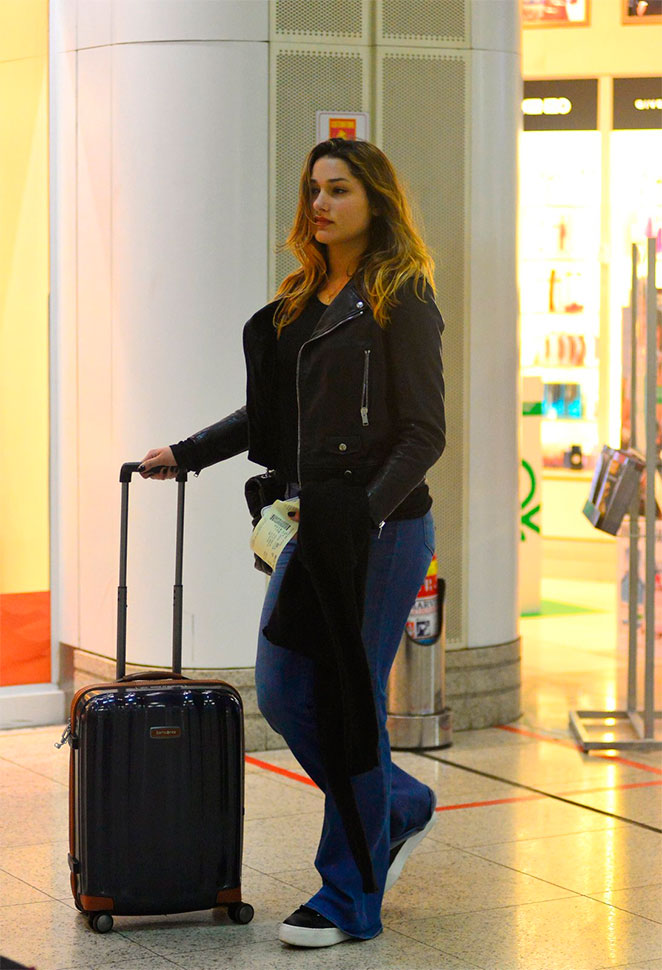 Sasha Meneghel é clicada cheia de estilo em aeroporto