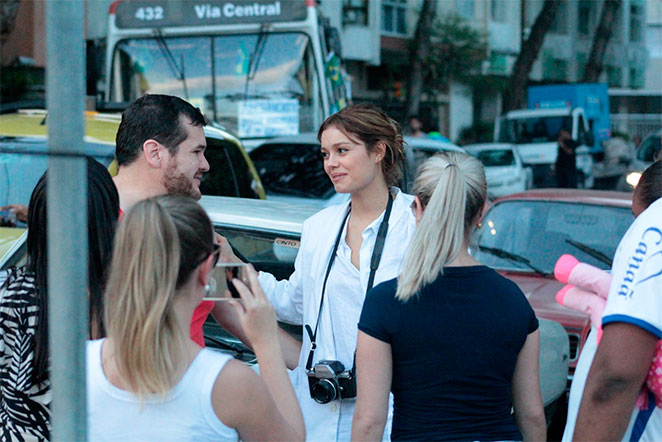 Sophie Charlotte grava em Ipanema e é assediada por fãs