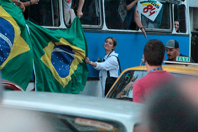 Sophie Charlotte grava em Ipanema e é assediada por fãs