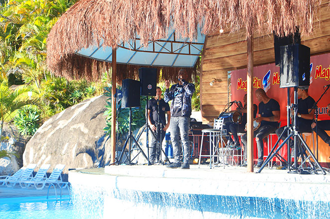 Thiaguinho faz pocket show em parque aquático em São Paulo