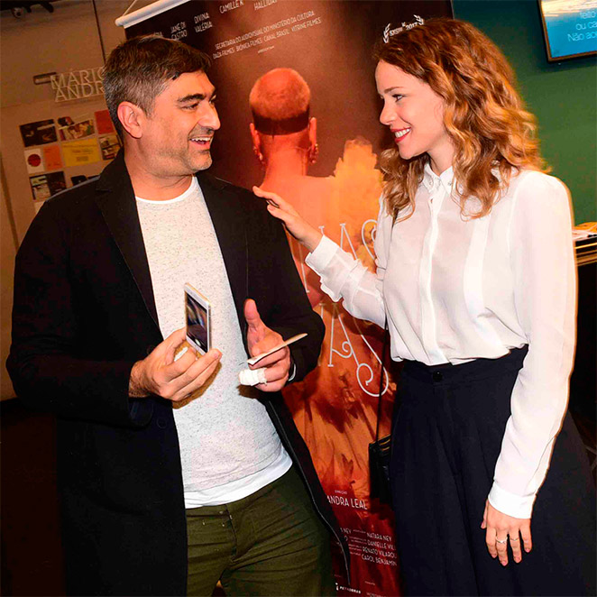 Zeca Camargo 'tieta' Leandra Leal durante evento de filme