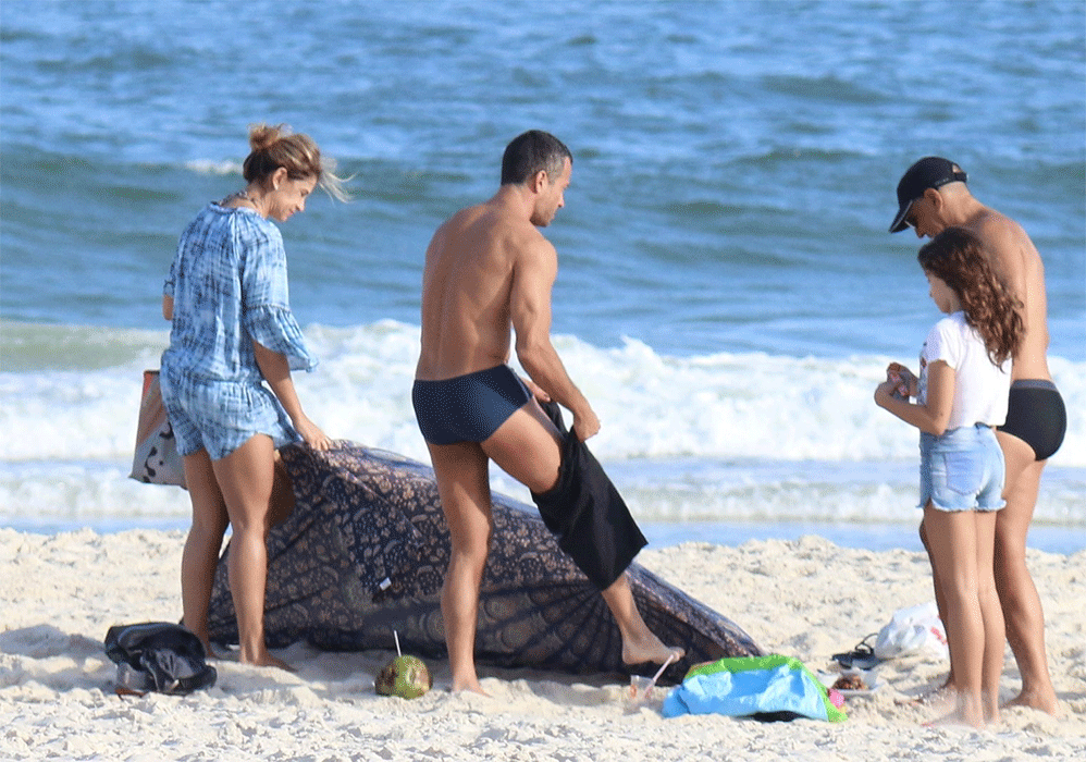 Malvino Salvador na praia com a família