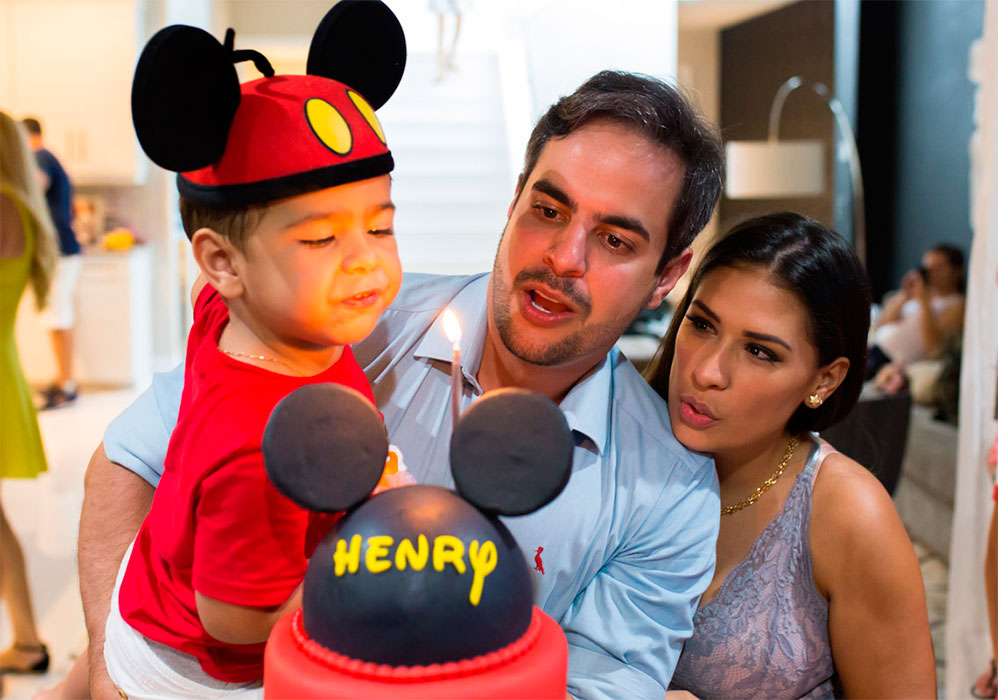 Simone festeja aniversário do filho na Disney