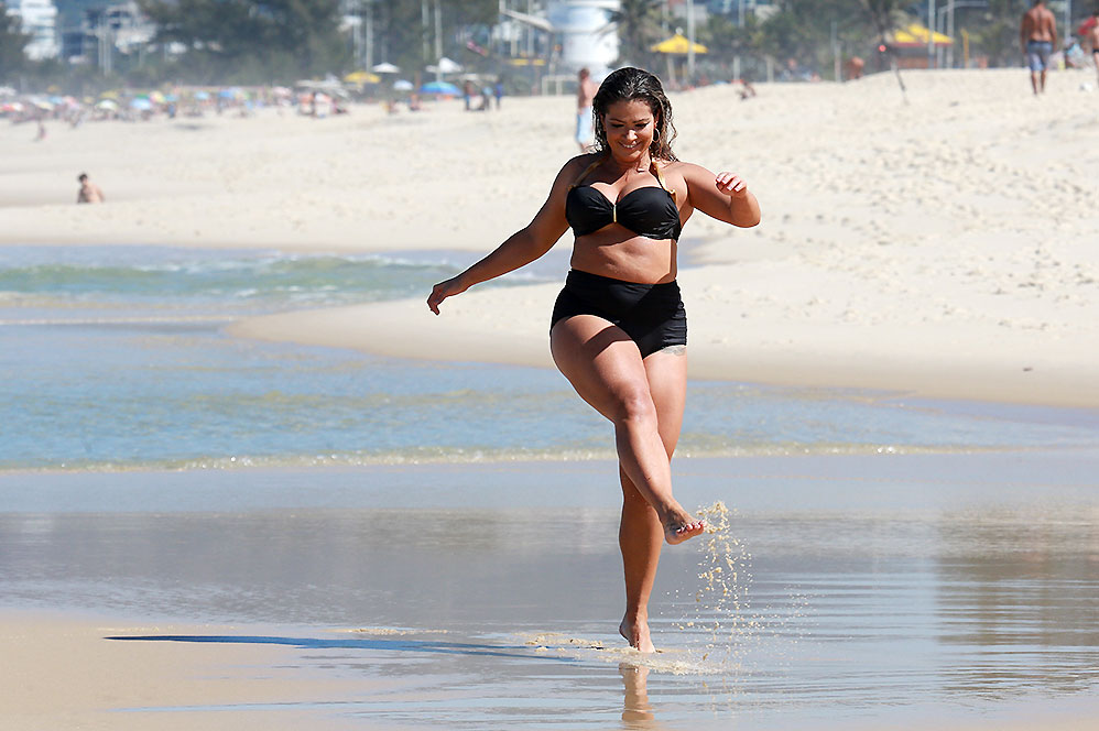 Fani Pacheco na praia