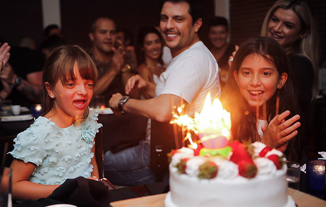 Rafa Justus celebra aniversário com time de famosos