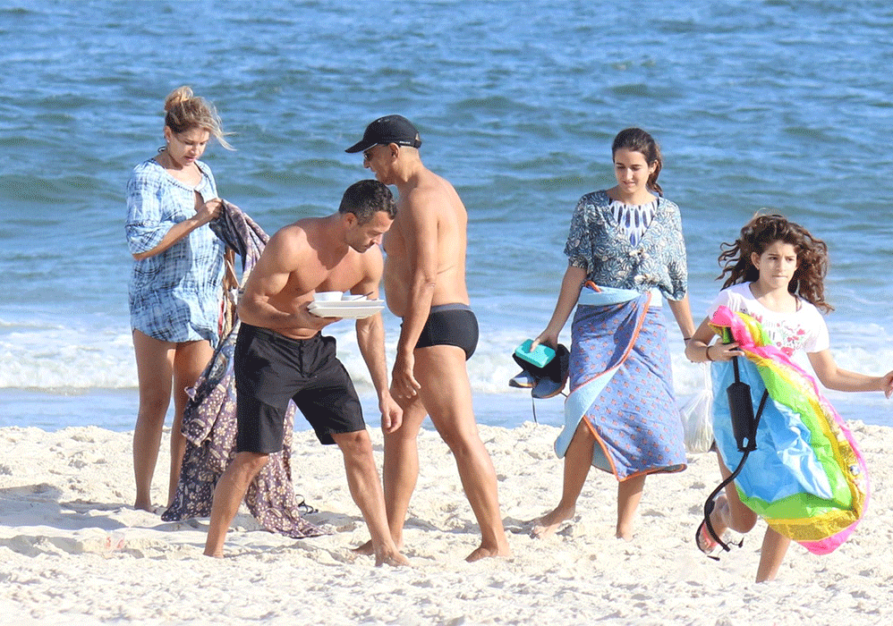 Malvino Salvador na praia com a família