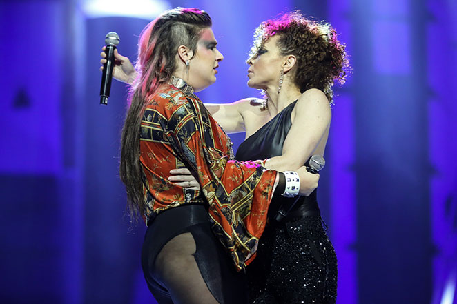 Alice Caymmi e Laila Garin protagonizam beijão em evento