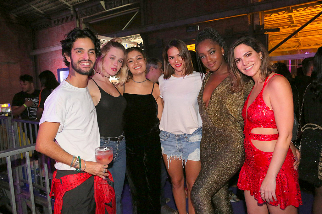 Celebridades caem no funk em aniversário de festa, no Rio