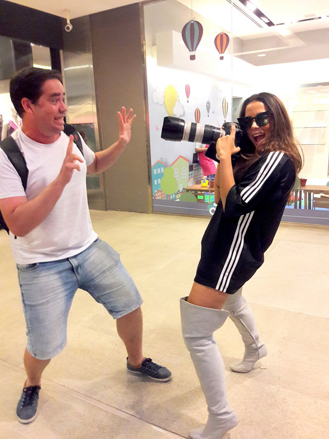 Anitta brinca com paparazzo durante passeio com Mumuzinho