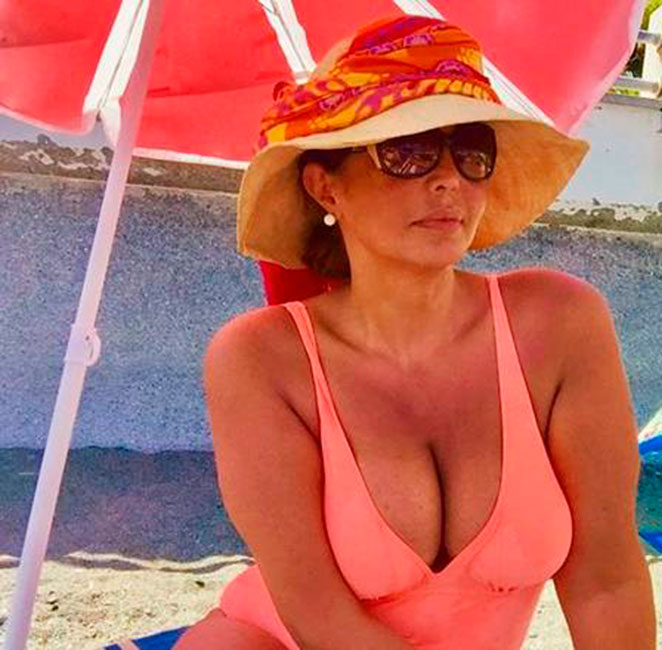 Aos 52 anos, Roberta Close surpreende em foto de biquíni